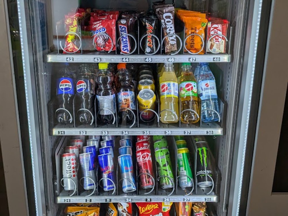 Snack- und Getränkeautomat prall gefüllt mit Snacks und Kaltgetränken